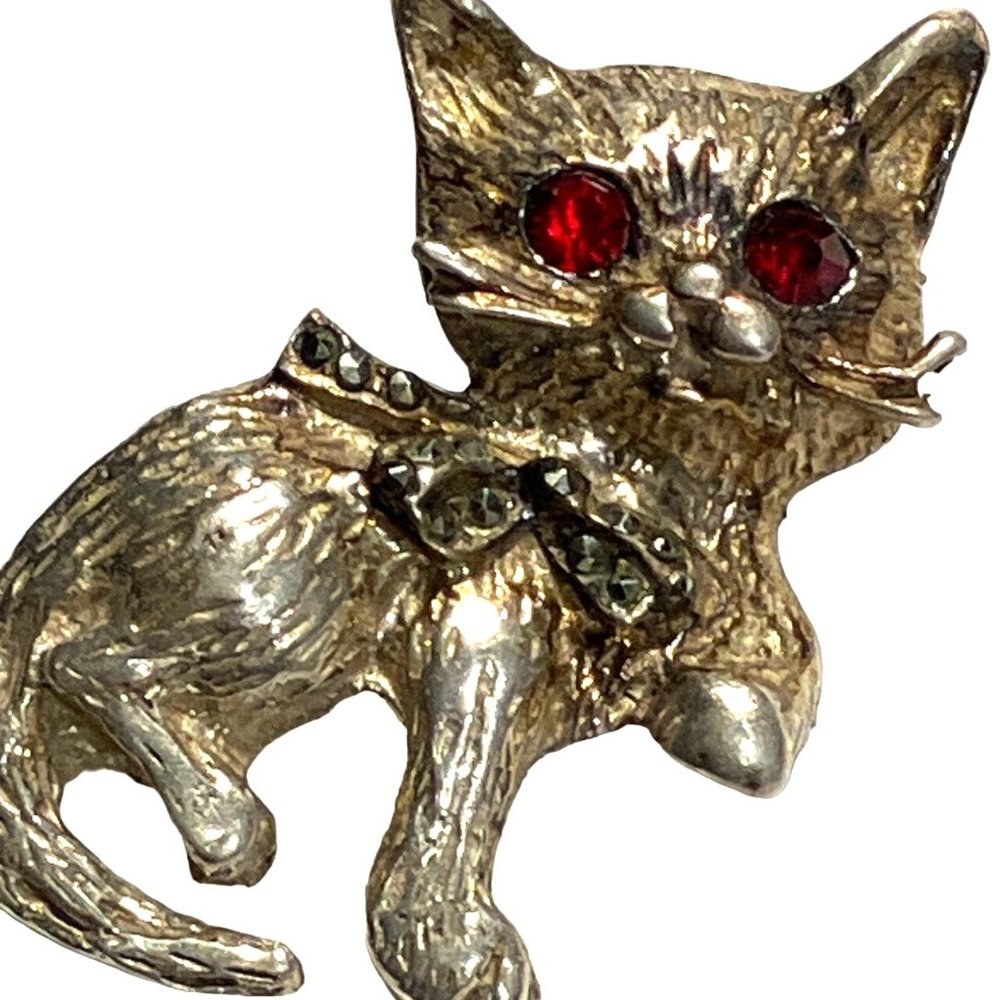 Vintage Gold Tone Rhinestone & Enamel Cat Brooch Pin Red Eyes